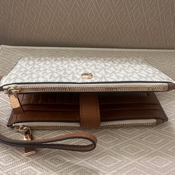 Michael Kors Monogram Cream Jet Set Wallet / Wristlet Clutch - Picture 8 of 10